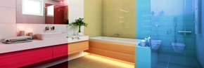 Modernes, farbiges Badezimmer nach einer Badsanierung