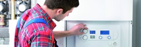 Techniker stellt eine moderne Heizungsanlage ein